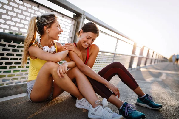 Fit Friends Fitness Trening Razem Świeżym Powietrzu Życie Aktywne Zdrowe — Zdjęcie stockowe