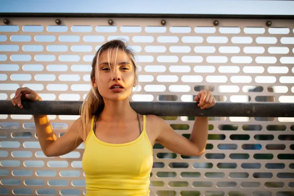 Portret Van Een Vrolijke Jonge Mooie Sportvrouw Buiten — Stockfoto