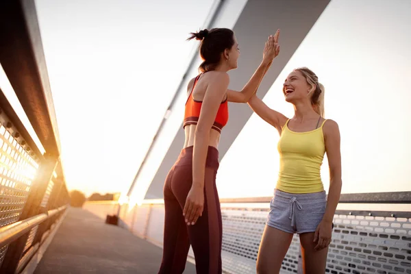 Bonito Ajuste Mulheres Felizes Amigos Exercitando Exercitando Correndo Correndo Livre — Fotografia de Stock