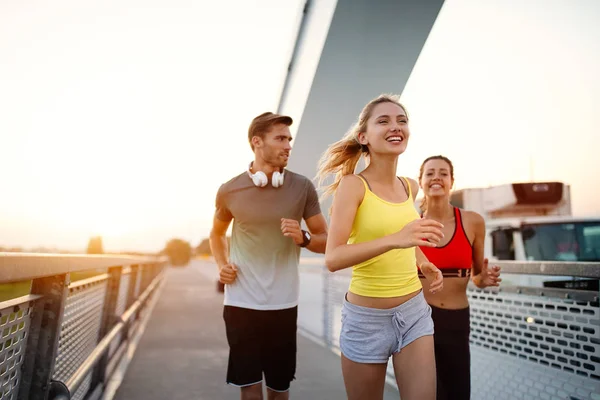 适合快乐的朋友在城市里慢跑 一起跑步 健康的生活方式 — 图库照片