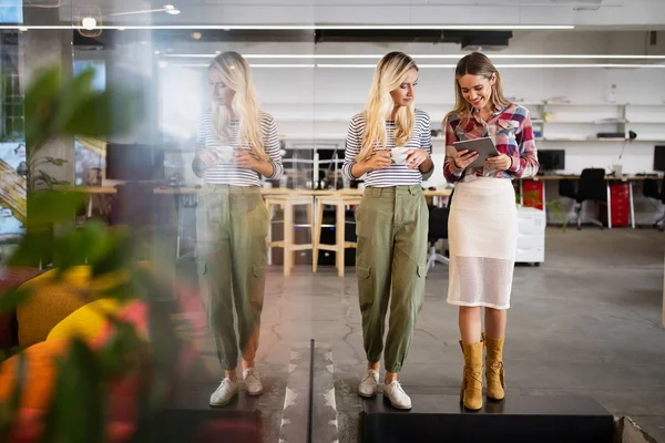 Glada Affärspartners Kollegor Som Diskuterar Affärer Och Ler När Går — Stockfoto