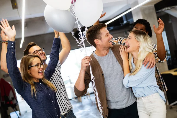 Gente Negocios Feliz Celebrando Éxito Empresa Cargo — Foto de Stock