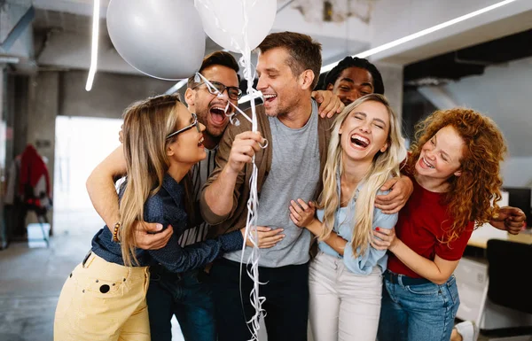 Pessoas Negócios Felizes Celebrando Sucesso Empresa Escritório — Fotografia de Stock