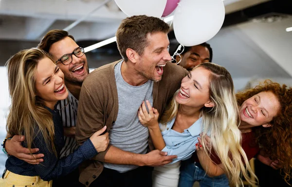 Ευτυχισμένοι Επιχειρηματίες Γιορτάζουν Την Επιτυχία Στην Εταιρεία Στο Γραφείο — Φωτογραφία Αρχείου