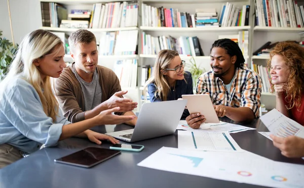 Feliz Equipo Creativo Oficina Negocios Startup Diseño Lluvia Ideas Trabajo — Foto de Stock