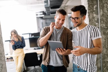 Yaratıcı beyin fırtınası. Mutlu genç iş adamları, tasarımcılar, mimarlar ofiste takım olarak çalışıyorlar.