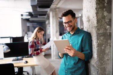 Ofisteki yaratıcı ekip mutlu. İş, girişim, tasarım, beyin fırtınası ve takım çalışması kavramı