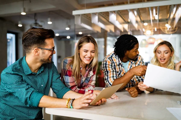 Succesvolle Groep Zakenmensen Ontwerpers Aan Het Werk — Stockfoto