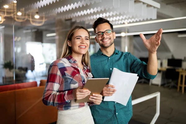 Entreprise Prospère Avec Des Employés Heureux Collègues Dans Bureau Moderne — Photo