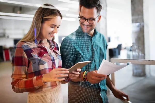 Glückliche Geschäftspartner Kollegen Diskutieren Über Geschäfte Und Lächeln Beim Gang — Stockfoto