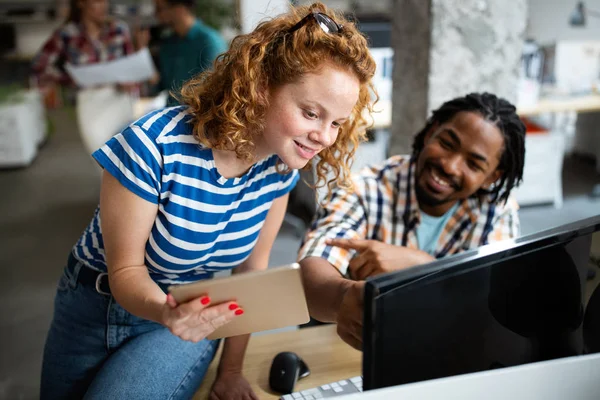 Grupo Empresarios Diseñadores Desarrolladores Software Que Trabajan Equipo Oficina —  Fotos de Stock