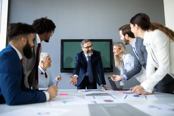 Konzentriert Bei Der Arbeit Gruppe Von Geschäftsleuten Diskutiert Brainstorming Büro — Stockfoto