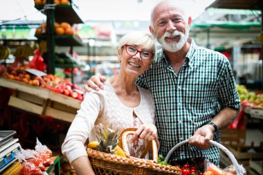 Üst düzey çift biyo gıda meyve ve sebze piyasasında haftalık alışveriş sırasında seçme