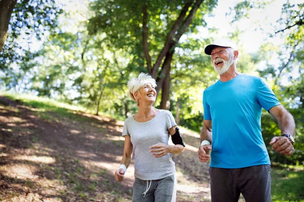 Glückliches Senioren Paar Trainiert Für Ein Gesundes Leben — Stockfoto