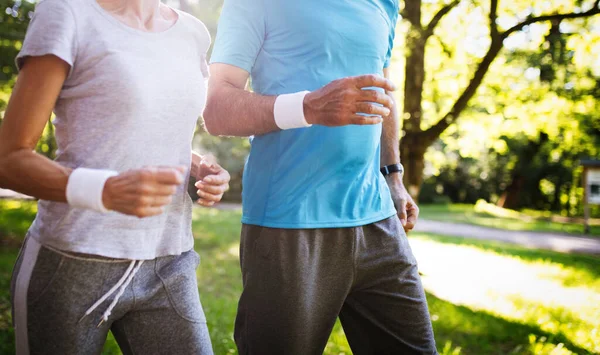 Volwassen Senior Paar Doen Sport Buitenshuis Rennen Een Park — Stockfoto