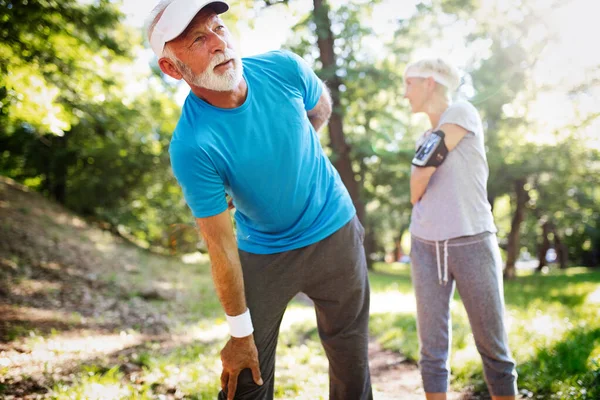 Heureux Couple Personnes Âgées Étirant Pendant Jogging Dans Parc — Photo