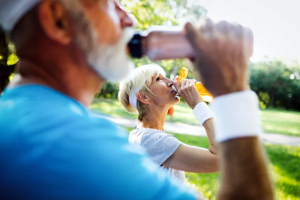 Aktives Und Sportliches Senioren Paar Mit Gesunden Sportlichen Aktivitäten — Stockfoto