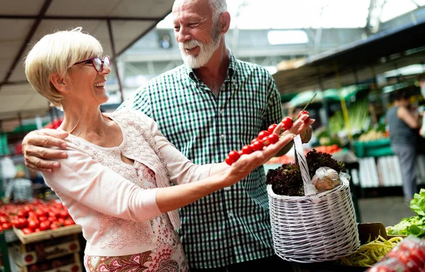 Couple Shopping Senior Avec Panier Sur Marché Une Alimentation Saine — Photo