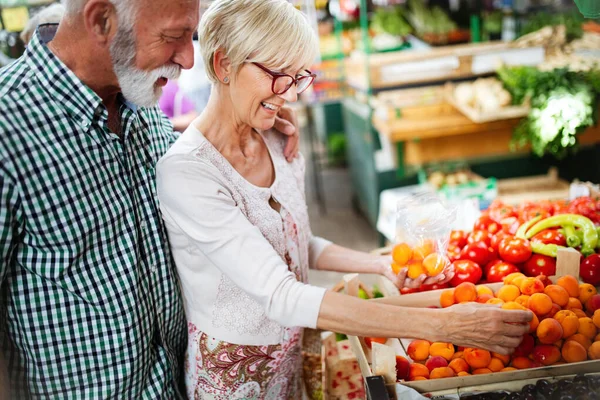 Couple Personnes Âgées Choisissant Des Fruits Légumes Bio Sur Marché — Photo