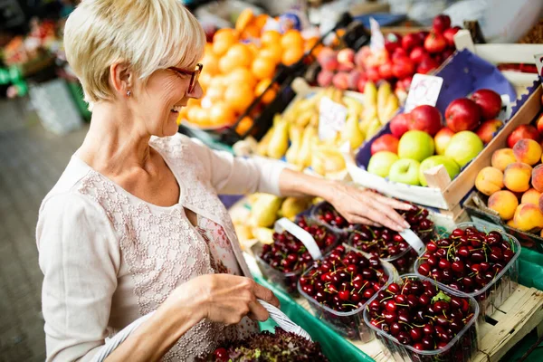 Endast Bästa Frukterna Och Grönsakerna Vacker Senior Kvinna Köpa Färsk — Stockfoto