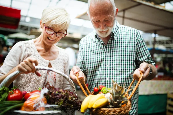 Smilende Par Som Holder Kurv Med Grønnsaker Matbutikken – stockfoto