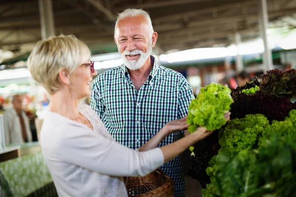 Starší Dvojice Nakupuje Zeleninu Ovoce Trhu Zdravá Strava — Stock fotografie