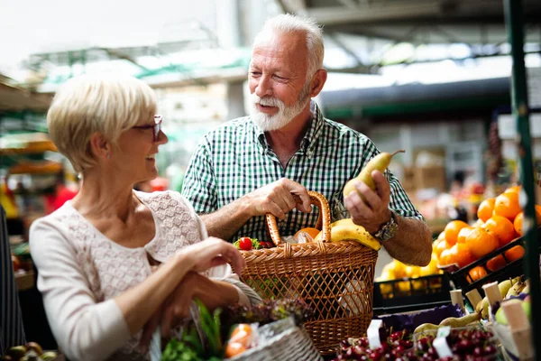 Casal Sênior Escolhendo Bio Alimentos Frutas Vegetais Mercado Durante Compras — Fotografia de Stock