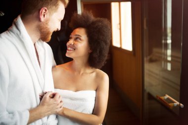 Sauna kaplıcasında birlikte oturan güzel bir çift.