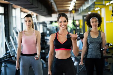 Spor salonunda çalışan bir grup sporcu.