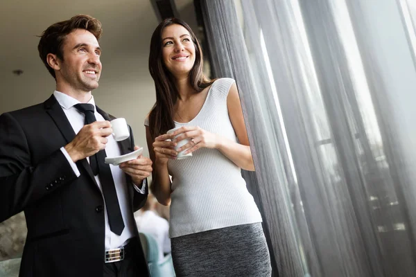 Ritratto Bella Donna Affari Che Beve Caffè Parla Con Collega — Foto Stock