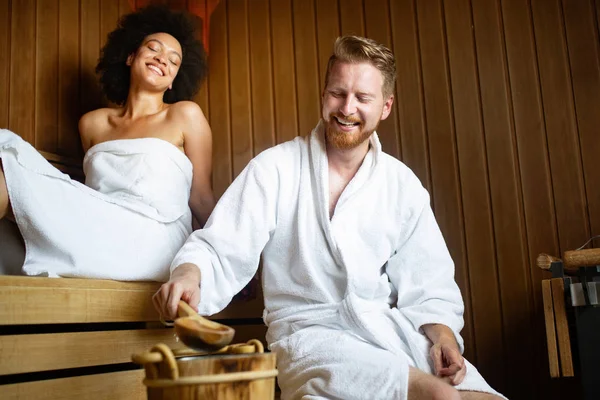 Genç Güzel Bir Çift Saunada Dinleniyor Sağlığa Cilde Önem Veriyor — Stok fotoğraf