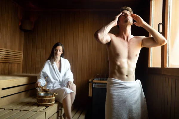 Schönes Junges Paar Entspannt Der Sauna Und Kümmert Sich Gesundheit — Stockfoto