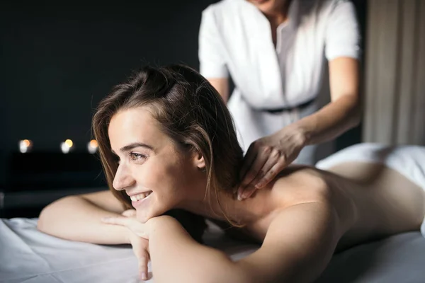 Femme Heureuse Relaxante Recevant Massage Dans Salon — Photo
