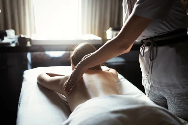 Gelukkige Vrouw Ontspannen Ontvangen Van Een Massage Een Salon — Stockfoto