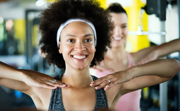 Fitte Sportliche Frauen Beim Training Fitnessstudio — Stockfoto