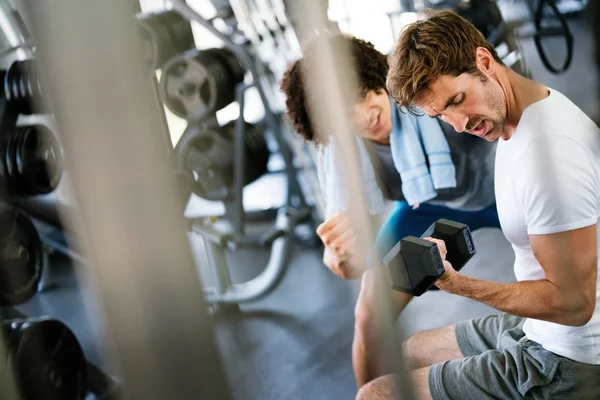 生活方式和人的观念 男子在健身房锻炼 — 图库照片