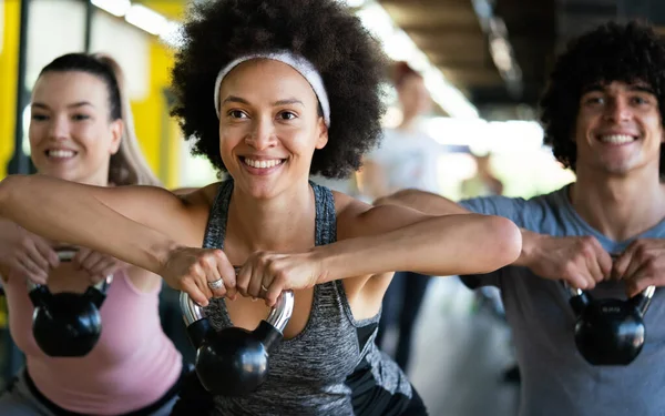 Grupo Amigos Forma Feliz Haciendo Ejercicio Juntos Gimnasio — Foto de Stock