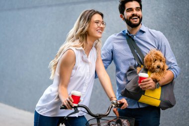 Mutlu çift, köpek ve bisikletlerle vakit geçiriyor.