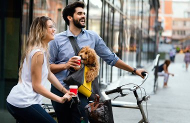 Kahve molasında iş yapan genç bir çift. Sıradan bir iş. İş devam ediyor..