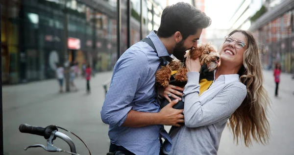 美しいロマンチックなカップルは犬と街で休息しています — ストック写真