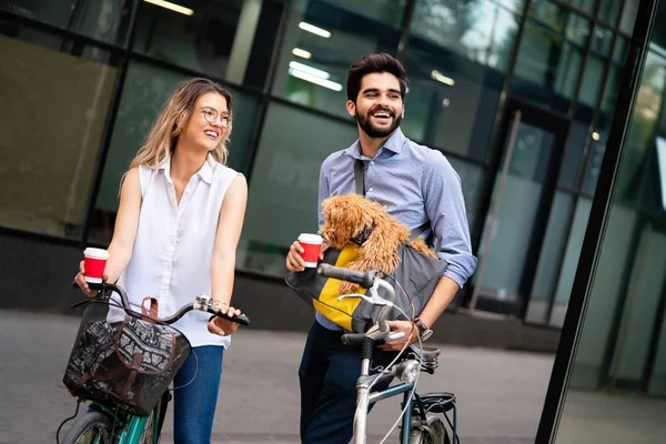 Lachendes Junges Paar Mit Kleinem Hund Geht Spazieren Redet Der — Stockfoto