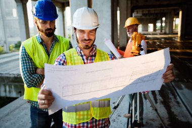 Mimarlar ve inşaat mühendisi veya arazi mühendisi tartışma planları ve planları