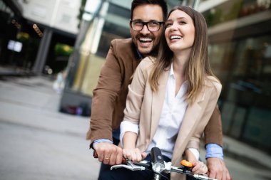 Genç çift şehirde eğleniyor. Bisiklete binen mutlu genç çift