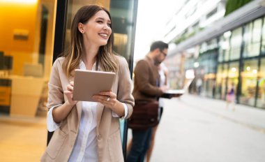 Kentsel iş kadın tablet bilgisayar ve çalışma kullanarak