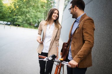Mutlu sevgi dolu çift yürüyüş, şehirde eğlenmek gülümseyerek