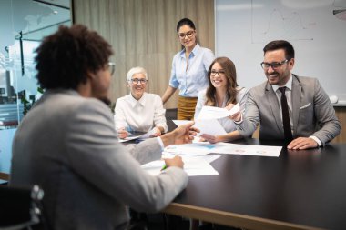 Modern ofiste başarılı bir iş adamı grubu