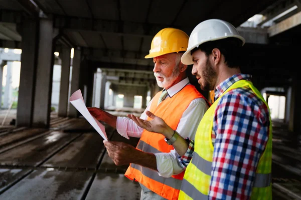 Dos Ingenieros Satisfechos Arquitectos Hablando Sitio Construcción Con Estructura Construcción — Foto de Stock