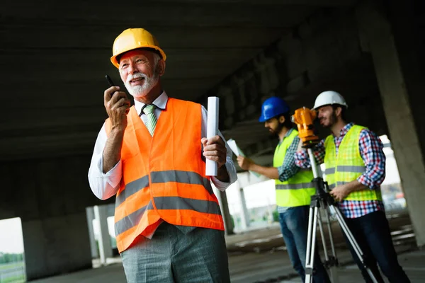 Důvěryhodný Starší Stavební Inženýr Architekt Podnikatel Pracující Staveništi — Stock fotografie