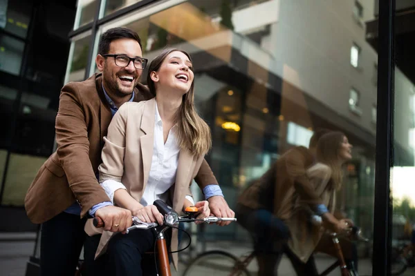 Молодая Счастливая Пара Веселится Городе Катается Велосипеде — стоковое фото