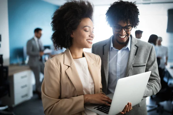 Modern ofiste başarılı bir iş adamı grubu